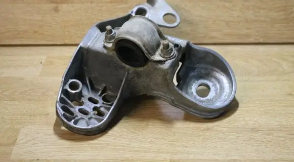 Audi A4 S4 B7 8E 8H Engine mounting bracket 8E0199351