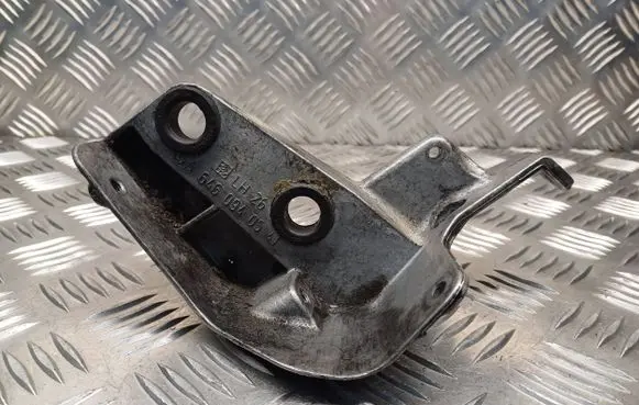 Mercedes-Benz C W203 Air filter cleaner box bracket assembly A6460940541