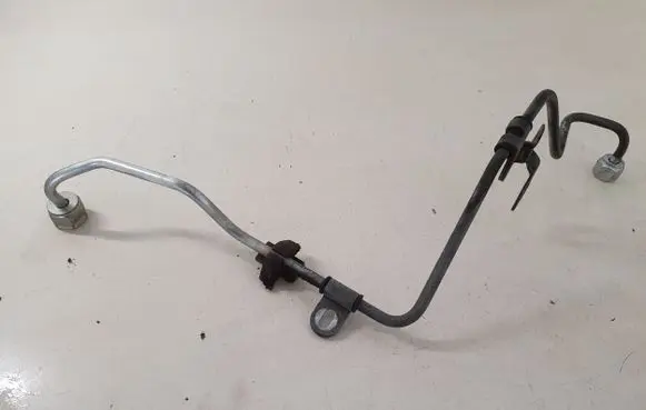Nissan X-Trail T31 Fuel injector supply line/pipe 