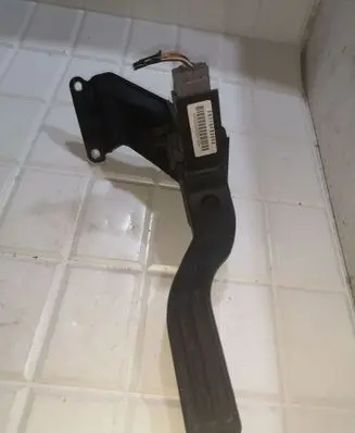 Ford Mondeo Mk III Accelerator throttle pedal 2S719F836DA