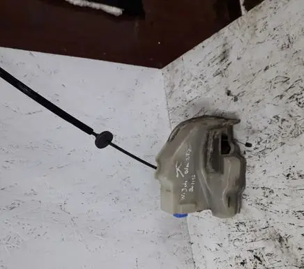 Volkswagen Jetta V Front door lock