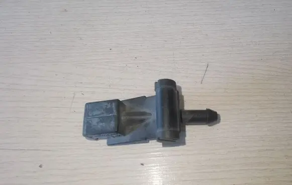 Volkswagen PASSAT B5 Windshield washer spray nozzle 3B0955985C
