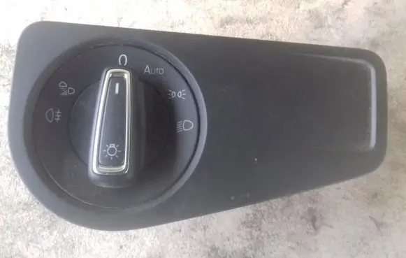 Volkswagen Tiguan Light switch 5NB858341A