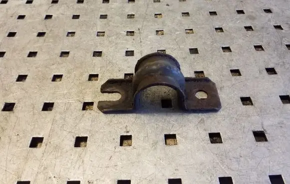 Nissan X-Trail T30 Sway bar bush bracket, rear 