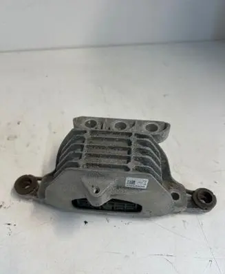 Opel Insignia B Engine mount bracket 84254936