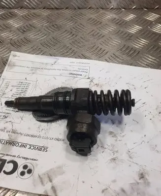 Volkswagen PASSAT B5 Fuel injector 038130073F