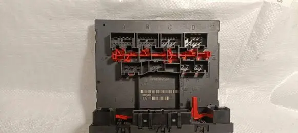 Volkswagen Caddy Fuse module 1K0937049AG H54S302