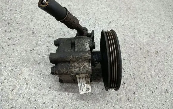 Nissan Almera Tino Power steering pump