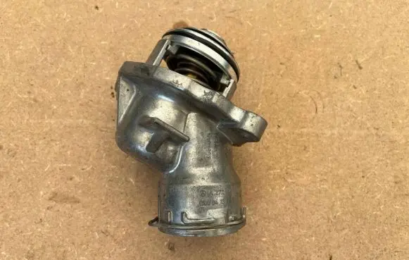 Thermostat/thermostat housing