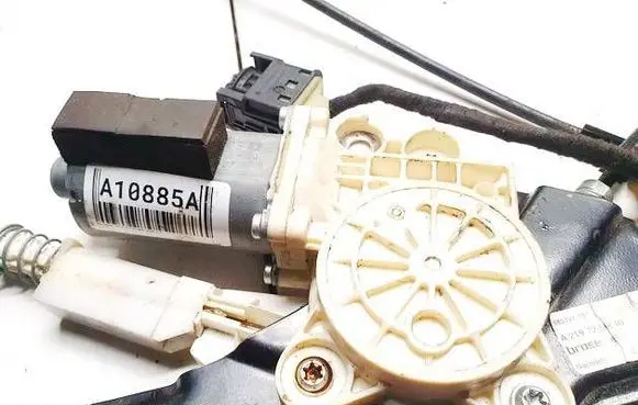 Mercedes-Benz CLS C219 Front door window regulator motor 0130821433