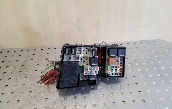 Volvo V50 Fuse box set 8688040 518818000
