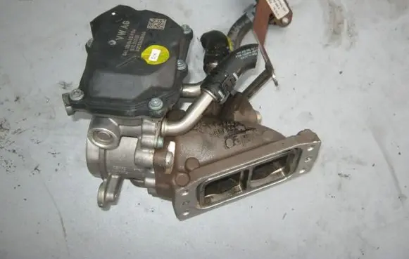 Volkswagen Golf VII Throttle valve 04L128063B