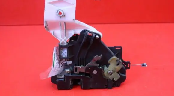Volkswagen Caddy Front door lock 3B1837016