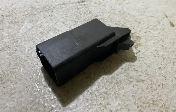 Volkswagen Golf V Glow plug pre-heat relay 0281003038