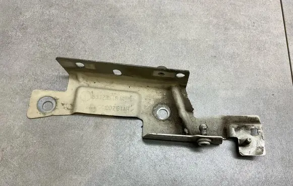 Renault Captur Fender mounting bracket 631235481R
