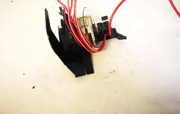 BMW 5 E39 Glow plug pre-heat relay 2246919