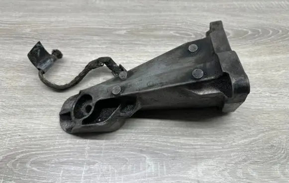 Engine mounting bracket