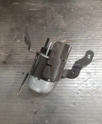 Nissan Juke I F15 Fuel filter bracket/mount holder 