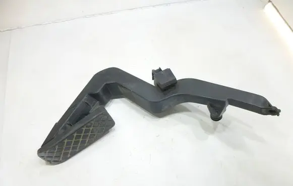 Accelerator throttle pedal