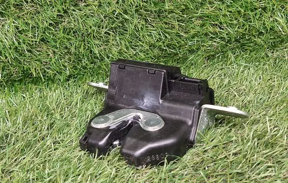 Opel Corsa D Tailgate/trunk/boot lock/catch/latch 55701971