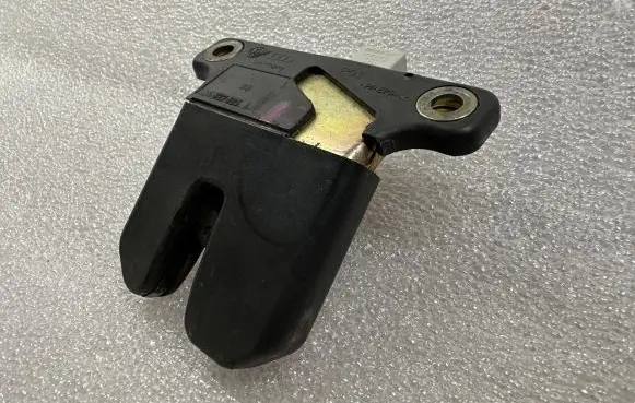 Audi A4 S4 B5 8D Tailgate/trunk/boot lock/catch/latch 8D5827505l