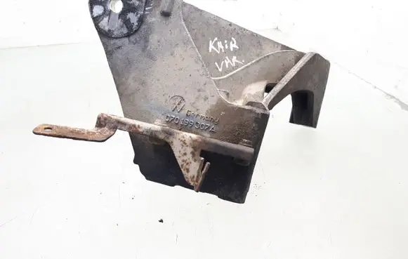 Volkswagen Touareg I Engine mounting bracket 070199307A