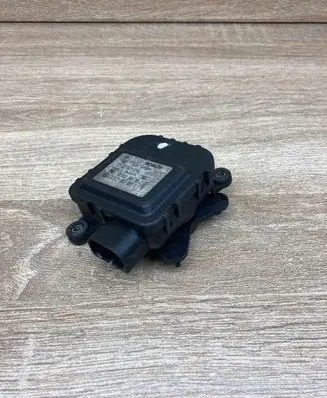 Volkswagen PASSAT B5 Air flap motor/actuator 8D1820511B 0132801116