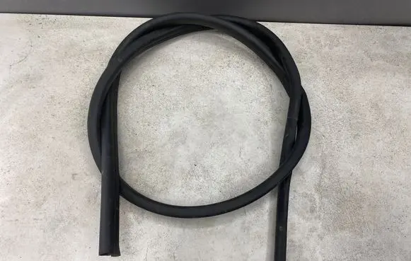 Audi A4 S4 B7 8E 8H Engine compartment rubber 8E0823731D