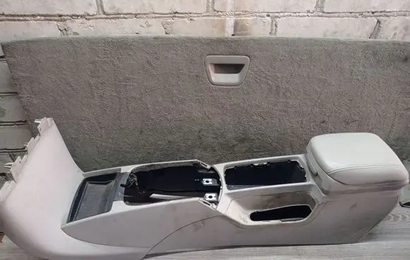 Volvo V50 Center console 8687408