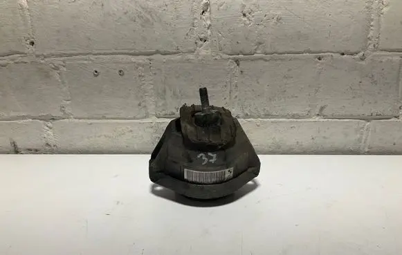 Engine mount bracket