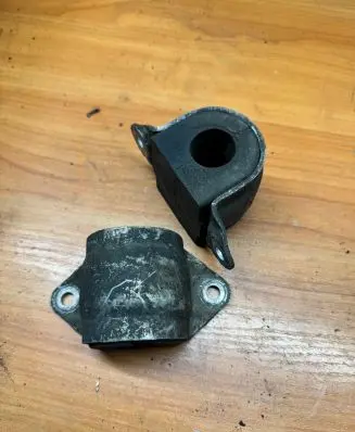 BMW 5 E39 Sway bar bush bracket, front 1094145 2229421