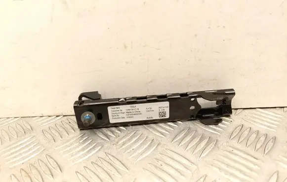 Tesla Model Y Seat belt adjustment rail 1068130C1B CZ72304630051