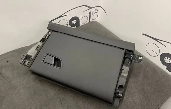 Maserati Levante Glove box 670047400 105883164C FA00AAZ85241