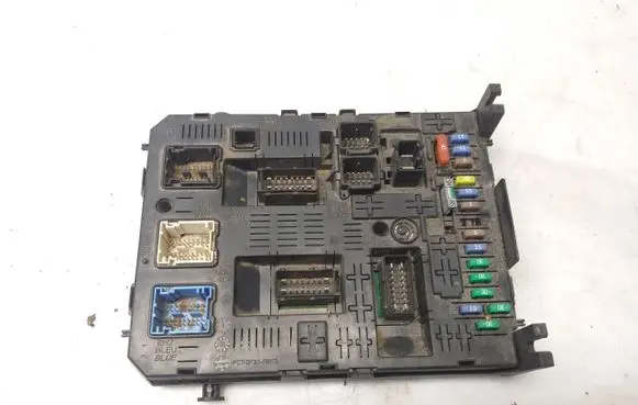 Peugeot 5008 Fuse module 9678477180