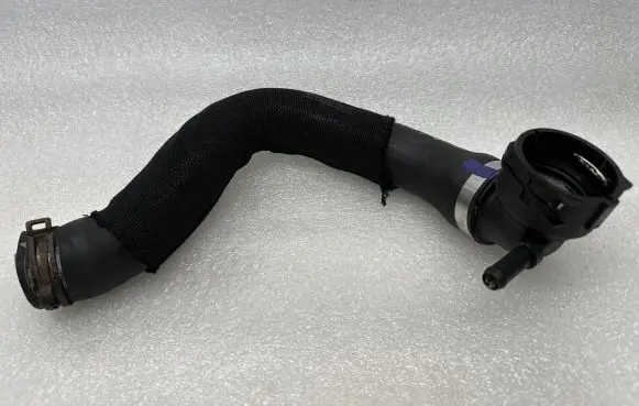 Coolant pipe/hose