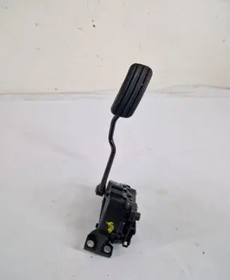 Accelerator throttle pedal
