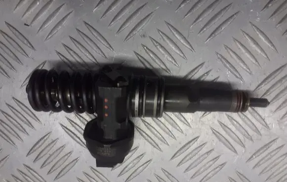 Volkswagen PASSAT B6 Fuel injector 038130073