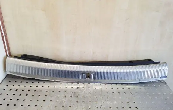 Trunk/boot sill cover protection