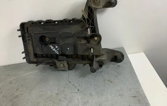 Volkswagen Touran I Battery tray 1K0915333B