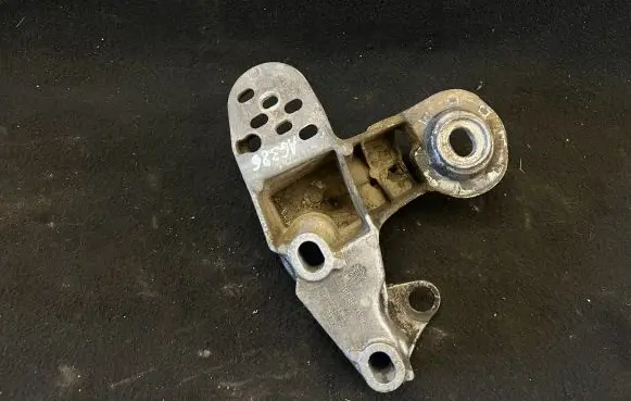Volkswagen PASSAT B5.5 Engine mounting bracket 8E0199351