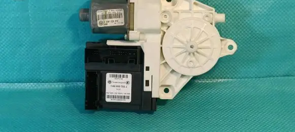 Volkswagen Golf V Front door window regulator motor 1K0959792J 05075730 30181106050170