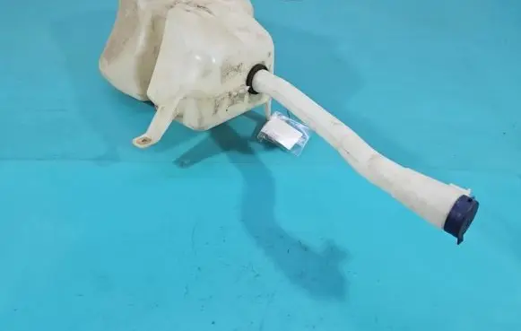 Windshield washer fluid reservoir/tank
