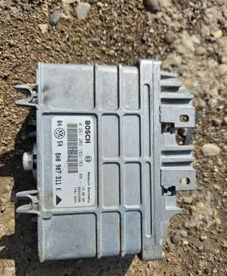 Volkswagen Golf III Engine control unit/module 0261203182