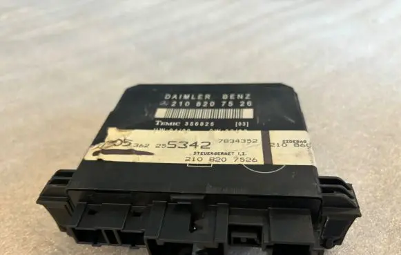 Mercedes-Benz E W210 Door control unit/module 2108207526 A2108207526