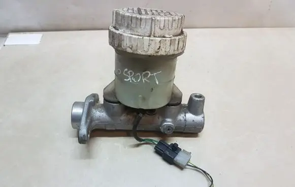 Mitsubishi Pajero Sport I Brake fluid reservoir 