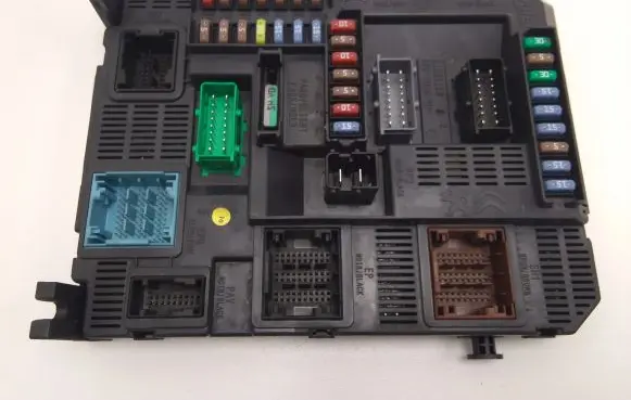 Peugeot 208 Fuse module 9678355980