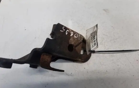 Engine mounting bracket