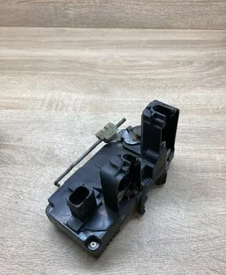 Opel Zafira B Front door lock 13210760