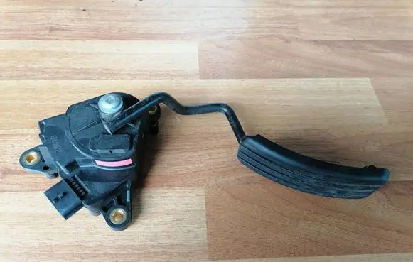 Renault Clio III Accelerator pedal position sensor 8200297335