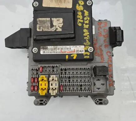 Jeep Cherokee III KJ Fuse module P56010420AH T2TQH09230E9G2